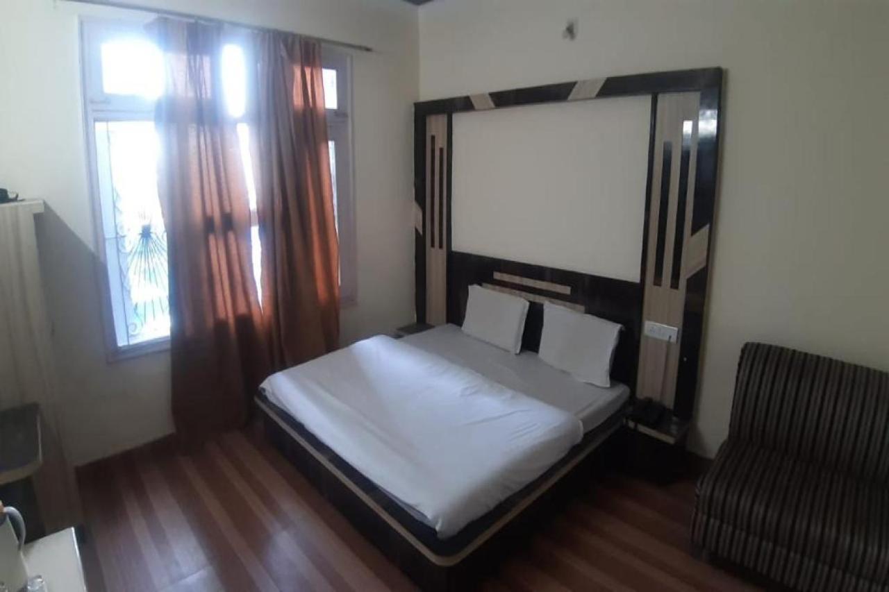 Oyo 81211 Hotel Janta Катра Екстериор снимка
