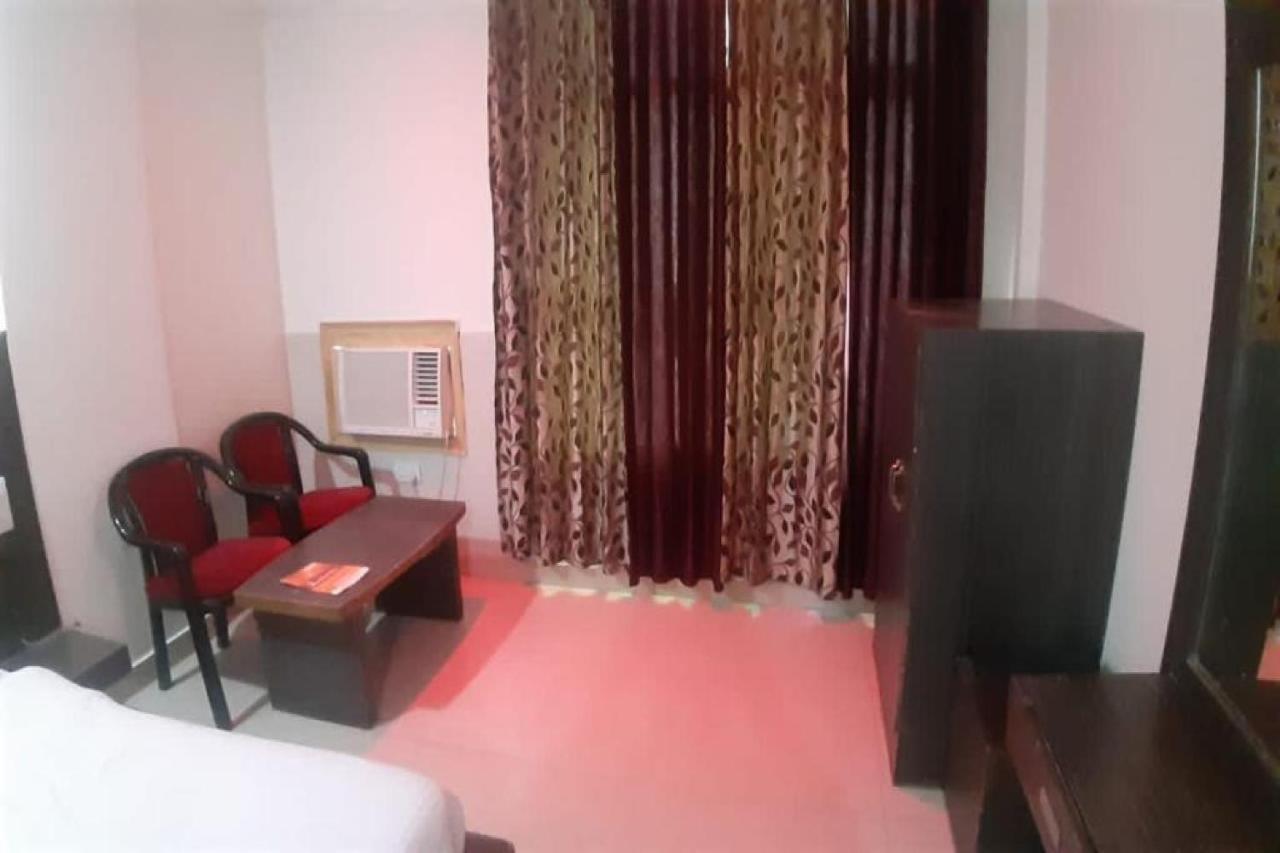 Oyo 81211 Hotel Janta Катра Екстериор снимка