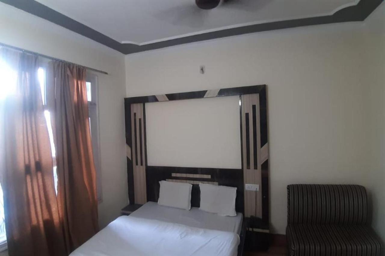 Oyo 81211 Hotel Janta Катра Екстериор снимка