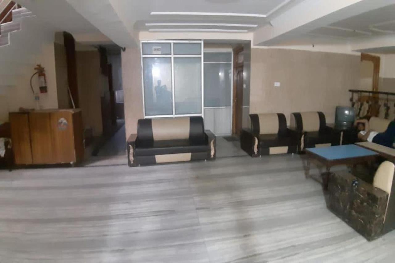 Oyo 81211 Hotel Janta Катра Екстериор снимка